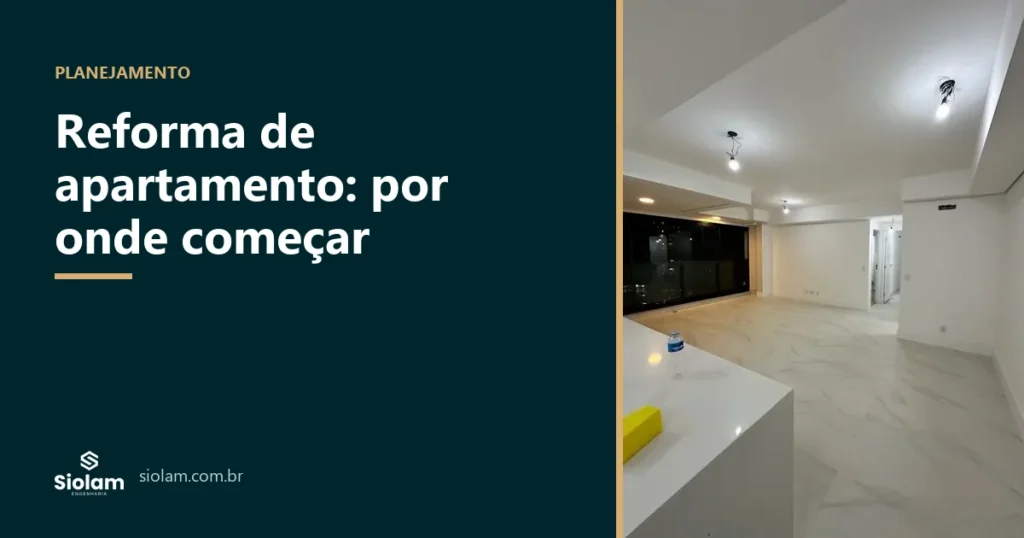 Sala de apartamento em reforma com porcelanato marmorizado assentado e iluminação instalada, obra da Siolam Engenharia