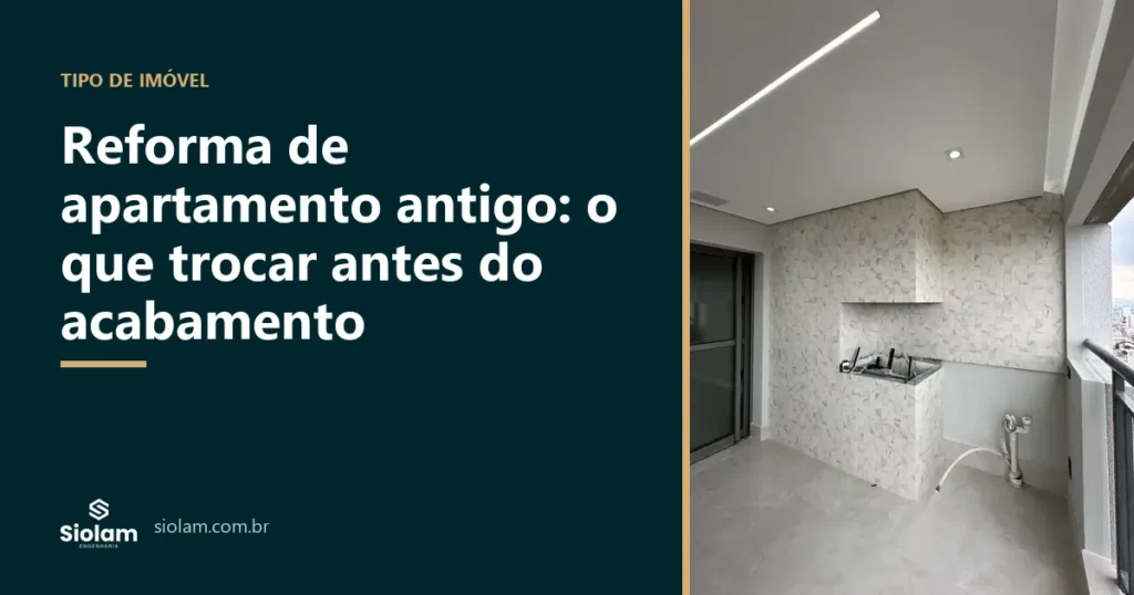Varanda de apartamento em reforma com revestimento novo e pontos hidráulicos aparentes, obra da Siolam Engenharia