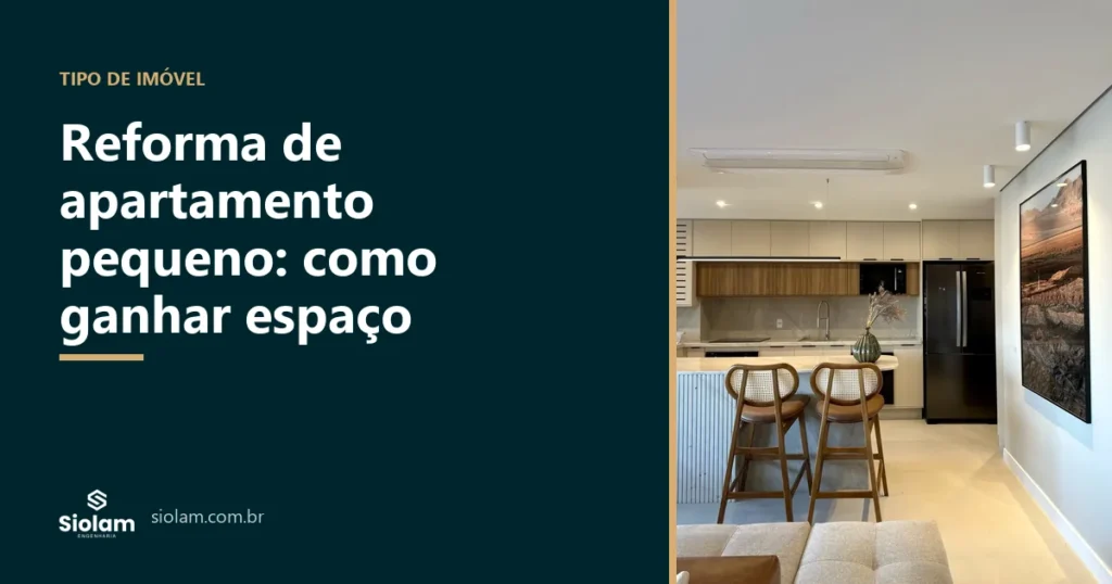 Cozinha integrada com ilha de pedra e marcenaria em madeira em apartamento reformado em São Paulo. Projeto Luvin Arquitetura, obra Siolam Engenharia